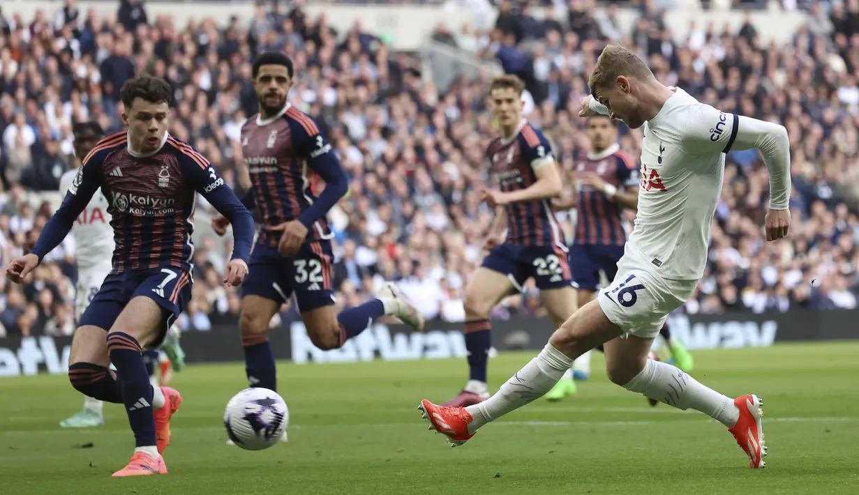 Striker Tottenham Hotspur, Timo Werner (kanan) melepaskan umpan ke depan gawang Nottingham Forest yang menghasilkan gol bunuh diri pada laga pekan ke-32 Premier League 2023/2024 di Tottenham Hotspur Stadium, London, Minggu (7/4/2024) malam. (AP Photo/Ian Walton)