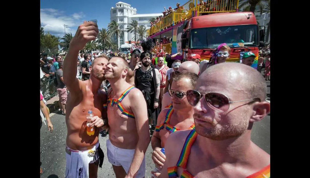 Jalan-jalan di sekitar Canary pulau Spanyol Gran Canaria ramai dan penuh sesak oleh ratusan peserta parade Gay, Sabtu (24/05/2014) (AFP PHOTO/MARTIN DESIREE)