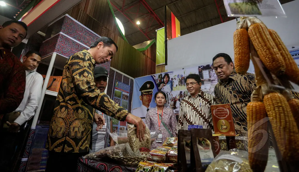 Presiden Jokowi saat meninjau pameran Apkasi International Trade and Investment Summit (AITIS) 2015 di kawasan Jiexpo, Jakarta, Rabu (13/5/2015). AITIS 2015 memamerkan beragam produk unggulan industri kecil dan menengah (IKM). (Liputan6.com/Faizal Fanani)