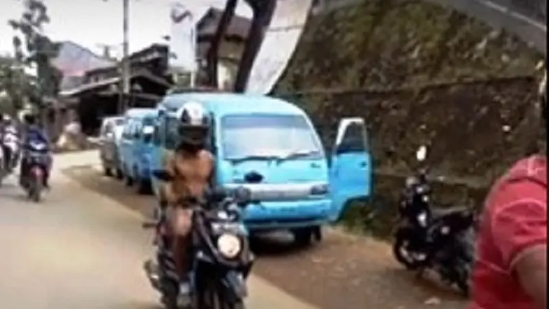 Pengendara Motor Berkeliling Kota Rantepao Sambil Bugil