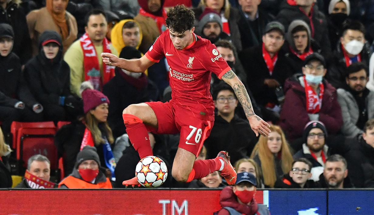 Neco Williams merupakan produk akademi Liverpool yang dipercaya tampil oleh Jurgen Klopp pada 30 Oktober 2019 lalu. Penampilannya semakin bersinar dari waktu ke waktu. Musim ini, Williams tercatat memiliki waktu bermain sebanyak 387 menit. (AFP/Anthony Devlin)