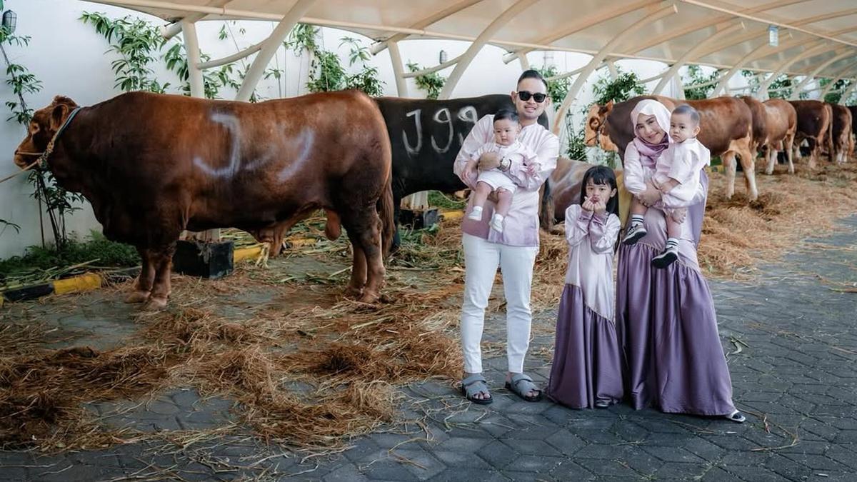 Selebgram Juragan 99 dan Shandy Purnamasari Rayakan Idul Adha 2025, Berkurban 28 Sapi untuk Sesama