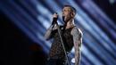 Vokalis Maroon 5 Adam Levine saat tampil memeriahkan pertandingan antara Los Angeles Rams dan New England Patriots dalam Super Bowl LIII di Atlanta, Georgia, AS, Minggu (3/2). (AP Photo/Mark Humphrey)