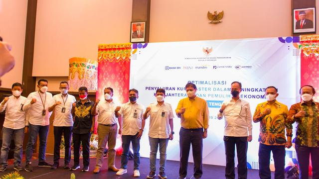 Penyerahan bantuan sosial sembako disaksikan oleh Menteri Koordinator Perekonomian, Airlangga Hartanto dan diberikan langsung oleh Pimpinan Wilayah VII Askrindo, Ardian Brahmana kepada Gubernur Sulawesi Tengah Rusdy Mastura.