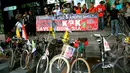 Komunitas sepeda ontel dan solidaritas pelajar yang berasal dari berbagai daerah di Jawa Tengah dan Jawa Timur melakukan aksi mendukung Komisi Pemberantasan Korupsi (KPK) Jakarta, Senin (16/02/15). (Liputan6.com/Faisal R Syam)