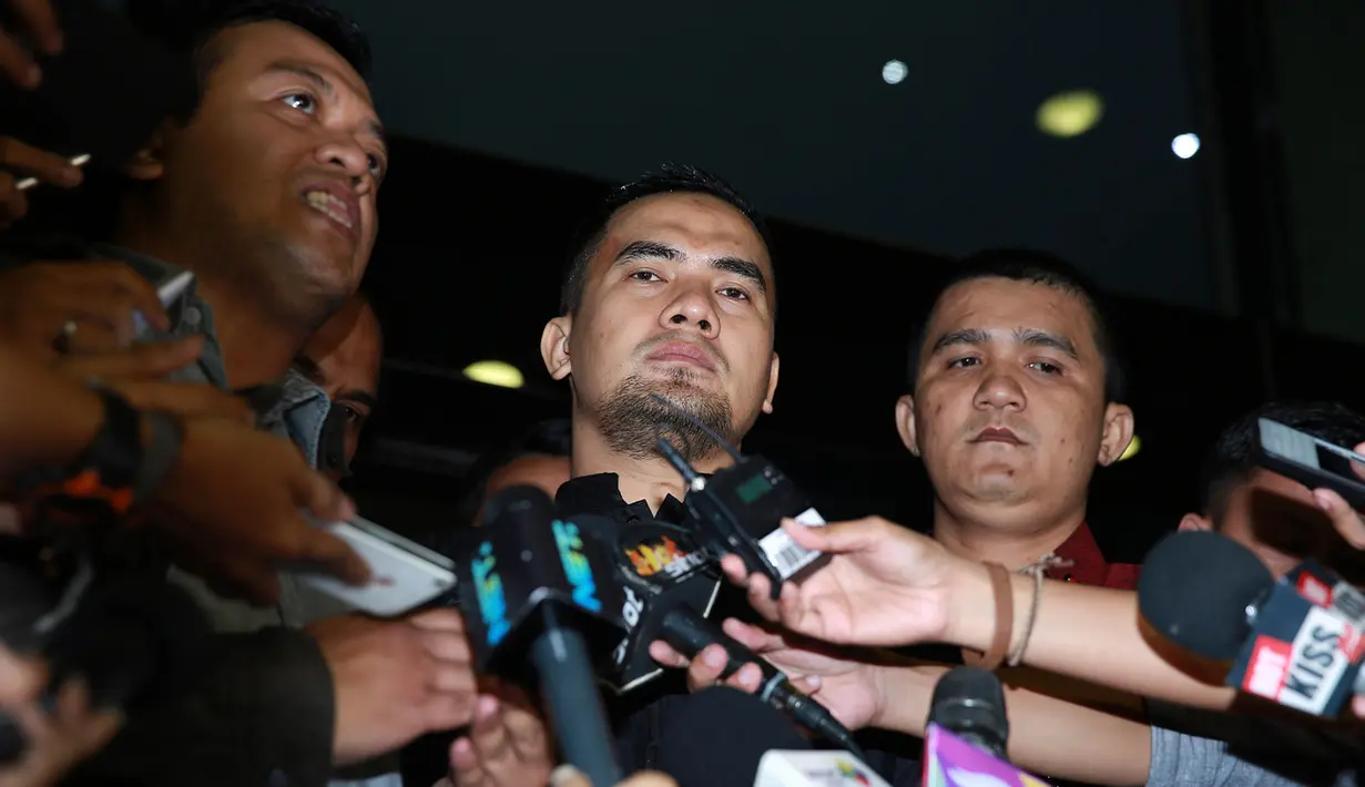 Mengenakan baju koko hitam, Saipul diperiksa sebagai saksi di Gedung KPK, Jakarta Selatan. Ia menjalani pemeriksaan selama 10 jam. Sekitar 50 pertanyaan diajukan oleh penyidik KPK. (Deki Prayoga/Bintang.com)