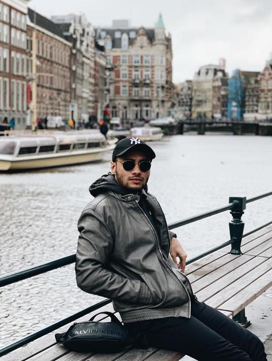 Tak hanya menikmati wisata Indonesia, Refal Hady juga berlibur ke luar negeri. Ketika liburan ke luar negeri, penampilan aktor sekaligus model itu menyesuaikan dengan musim negara yang ia kunjungi. (Liputan6.com/IG/@refalhady)