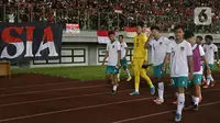 Pemain Timnas Indonesia U-19 mengitari lapangan menyapa suporter usai laga terakhir grup A Piala AFF U-19 2022 melawan Myanmar U-19 di Stadion Patriot Candrabhaga, Bekasi, Jawa Barat, Minggu (10/7/2022). Timnas Indonesia U-19 gagal melaju ke semifinal meski berhasil menundukkan Myanmar U-19 dengan skor 5-1. (Liputan6.com/Helmi Fithriansyah)