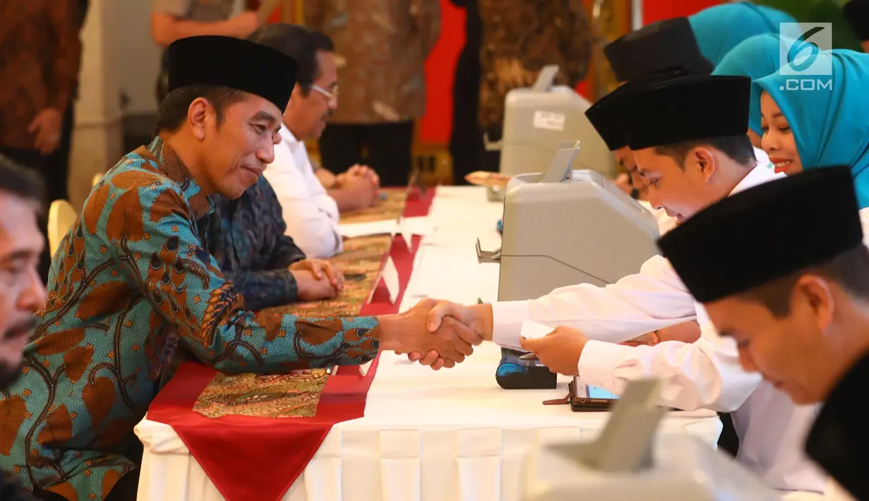 Presiden Joko Widodo (kiri) melaksanakan akad pembayaran zakat mal kepada Badan Amil Zakat Nasional (Baznas) di Istana Negara, Jakarta, Kamis (16/5/2019). Jokowi menyerahkan zakat penghasilan senilai Rp 55 juta secara tunai. (Liputan6.com/Angga Yuniar)