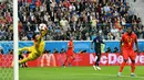 Pemain timnas Belgia, Vincent Kompany berebut bola dengan pemain Prancis, Olivier Giroud pada babak semifinal  di Stadion St. Petersburg, Selasa (10/7). Prancis meraih tiket final Piala Dunia 2018 setelah mengalahkan Belgia 1-0. (AP/ Petr David Josek)