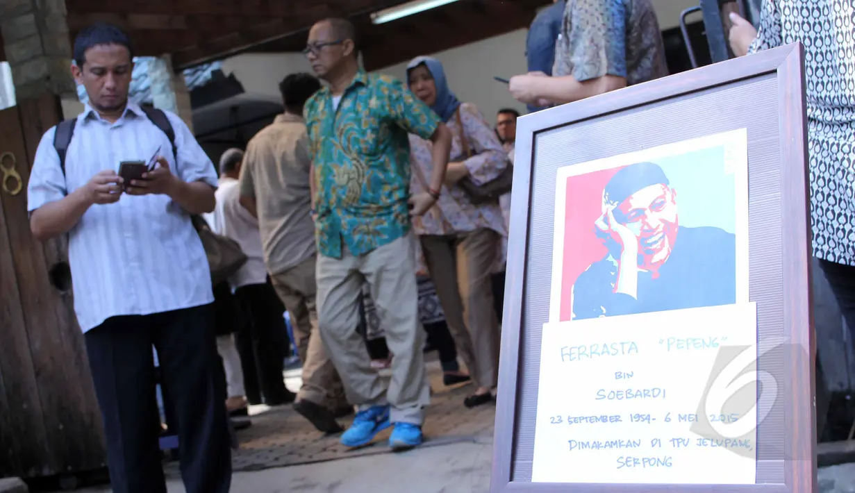 Suasana rumah duka almarhum Ferrasta Soebardi atau lebih akrab disapa Pepeng di kawasan Bumi Pusaka Cinere, Depok, Jawa Barat, Rabu (6/5/2015).(Liputan6.com/Helmi Afandi)