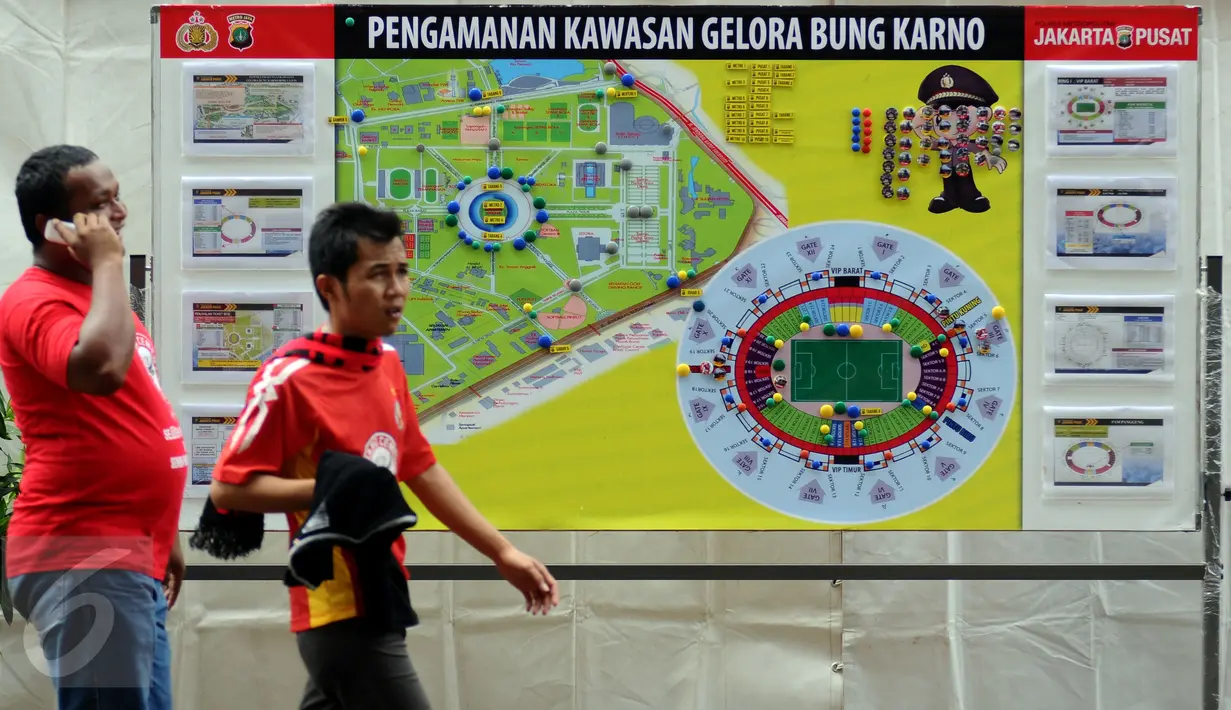 Suporter Semen Padang melintas di depan Posko Pengamanan Laga Final Piala Jenderal Sudirman di Stadion GBK Jakarta, Minggu (24/1/2016). 10.464 personil gabungan siap menjaga laga antara Semen Padang vs Mitra Kukar. (Liputan6.com/Helmi Fithriansyah)