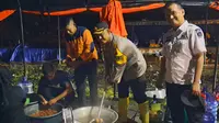 Kapolres Rokan Hulu, AKBP Budi Setiyono memberikan bantuan nasi bungkus dan sembako kepada korban yang terdampak banjir sekaligus mendirikan tenda posko dan dapur umum di Jalan Tuanku Tambusai, Kelurahan Pasir Pangaraian, Rokan Hulu (Rohul).