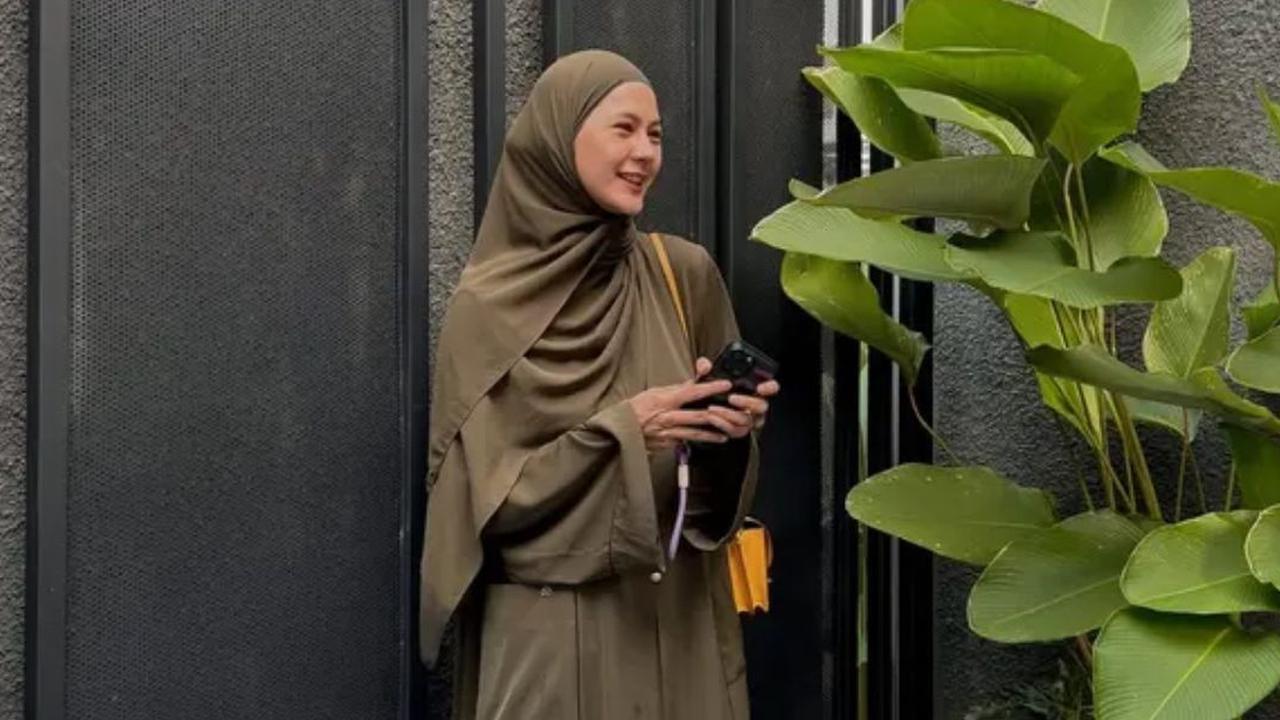 Buat yang Tinggi Semampai, Intip 8 Inspirasi Model Gamis ala Paula Verhoeven yang Elegan dan Syari