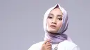 Perempuan yang selama ini dibesarkan dari aliran musik pop itu mengaku tidak bisa mengikuti cangkok musik dangdut. Ia mengakui sulitnya membawakan cangkok musik yang digemari banyak masyarakat Indonesia tersebut. (Nurwahyunan/Bintang.com)