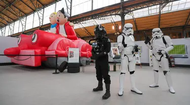 Sejumlah staf berpakaian Star Wars menunggu pengunjung saat pembukaan Festival Komik Setrip Brussel di Gare Maritime of Tour & Taxis di Brussel, Belgia, 11 September 2020. Akibat COVID-19, jumlah peserta pameran dan pengunjung di festival itu mengalami penurunan tahun ini. (Xinhua/Zheng Huansong)