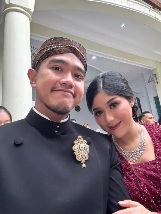 <p>Erina Gudono bersama Kaesang hadir di akad nikah kerabanya dengan tampilan khas Jawa. Erina pun tampil dengan kebaya merah. Tampak Kaesang mengenakan beskap hitam. [@erinagudono]</p>