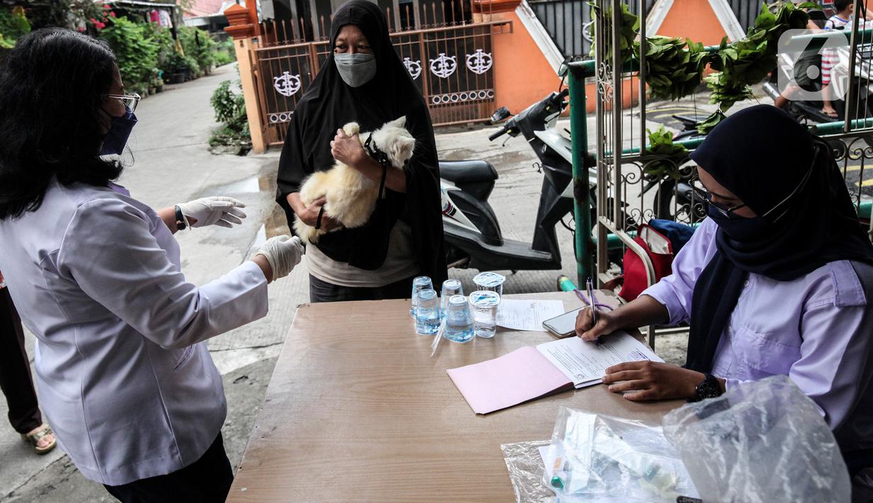 Warga membawa hewan peliharaanya untuk disuntik rabies di Jakarta, Rabu (27/10/2021). Vaksin rabies untuk hewan peliharaan warga berupa kucing dan anjing ini merupakan program Pemda untuk menjadikan kota Jakarta menjadi ramah hewan atau tanpa rabies. (Liputan6.com/JohanTallo)