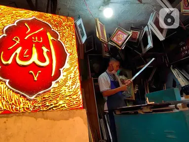 Pengrajin tengah mebuat bingkai untuk lukisan kaligrafi di Tangerang, Rabu (6/5/2020). Akibat Covid-19 yang tengah mewabah membuat para pengrajin tersebut terimbas akibat sepinya peminta lukisan kaligrafi pada bulan ramadan tahun ini. (Liputan6.com/Angga Yuniar)