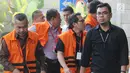 Sejumlah tersangka dari berbagai kasus berjalan saat tiba untuk menjalani pemeriksaan lanjutan oleh penyidik di gedung KPK, Jakarta, Rabu (17/7). Mereka terjerat kasus korupsi. (Merdeka.com/Dwi Narwoko)