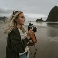 Destinasi Traveling Perempuan Stylish (Photo by Katie Drazdauskaite on Unsplash)