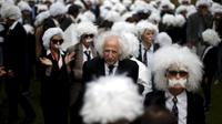 Pria bernama Benny Wasserman (tengah) berdiri dengan ratusan orang berpakaian Albert Einstein untuk memecahkan rekor dunia Guinness dalam peraga Einstein terbanyak  di Los Angeles, California ,Amerika, 27 Juni 2015. (REUTERS/Lucy Nicholson) 