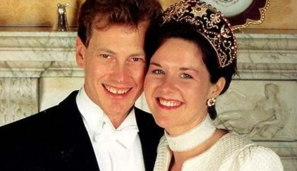 Sebelumnya, Lord Mountbatten pernah menikahi seorang wanita bertama Penny dan mereka miliki 3 anak perempuan. (All4Women)