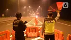 Petugas melakukan penyekatan arus mudik 2021 di gerbang pintu tol Pejagan, Brebes, Jawa Tengah, Jumat, (7/5/2021) Tengah Malam, H-5 peniadaan mudik Idul Fitri 1442H dengan petugas gabungan melakukan penjagaan di 6 titik dari kabupaten menjadi pintu masuknya Jawa Tengah. (merdeka.com/Imam Buhori)