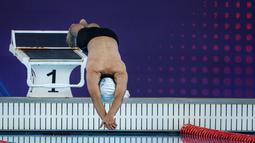 Selebritas Indonesia, Emyr Razan melakukan loncatan saat berkompetisi dalam cabor renang nomor 50 meter gaya dada putra Turnamen Olahraga Selebriti Indonesia (TOSI) Season 3 yang berlangsung di PPOP Ragunan, Jakarta Timur, Sabtu (19/10/2024). (Bola.com/Bagaskara Lazuardi)