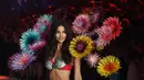 Model dan Victoria Secret Angel, Lily Aldridge berjalan memakai lingerie di panggung Victoria’s Secret Fashion Show 2015 di New York City, Selasa (10/11). (AFP PHOTO/Jewel Samad)