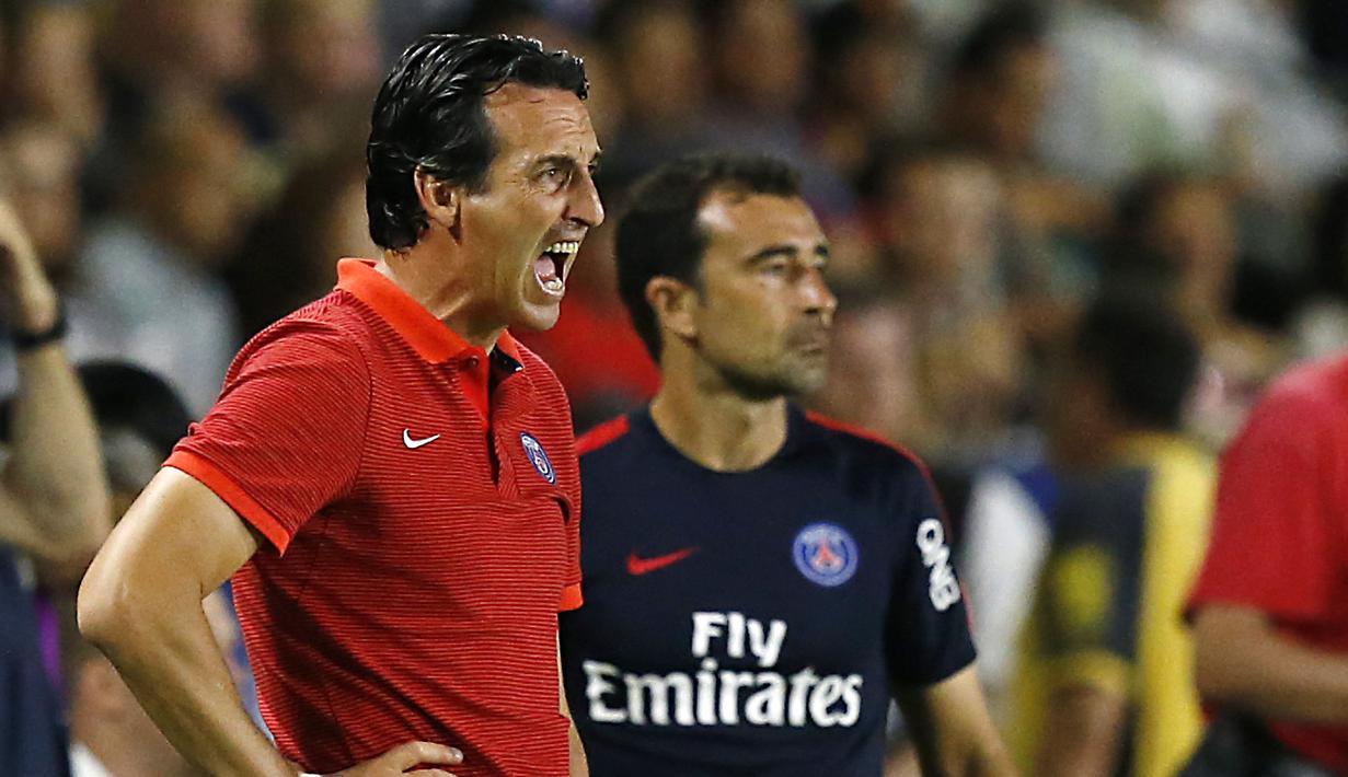 Pelatih Paris St Germain, Unai Emery memberikan arahan kepada para pemainnya saat melawan Leicester City pada laga International Champions Cup 2016 di StubHub Center, Carson, California, (30/7/2016).  (Reuters/Mario Anzuoni)
