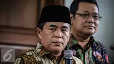 Ketua DPR RI Ade Komarudin memberikan keterangan usai pertemuan tertutup dengan Ketua Umum PDIP Megawati di Kediamannya Jalan Teuku Umar, Jakarta, Jumat (26/11). (Liputan6.com/Faizal Fanani)