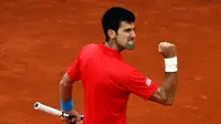 Petenis Serbia, Novak Djokovic, mengukir titel Masters ke-29 sepanjang kariernya saat menundukkan Andy Murray di final Madrid Terbuka 2016.