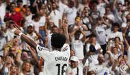 Pemain Real Madrid, Endrick, melakukan selebrasi di depan para suproter setelah mencetak gol ke gawang Valladolid pada laga lanjutan Liga Spanyol 2024/2025 di Santiago Bernabeu, Madrid, Spanyol, Senin (26/08/2024) WIB. (AP Photo/Manu Fernandez)