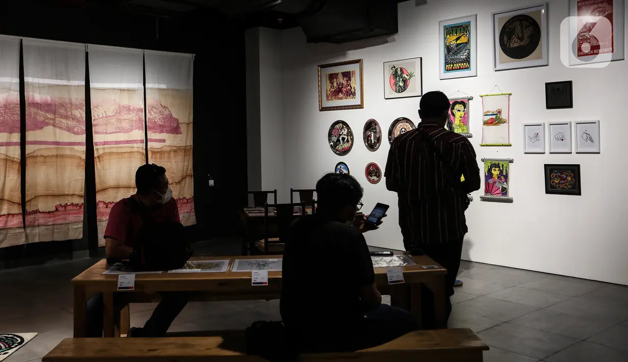 Pengunjung melihat-lihat karya seni kontemporer yang sedang dipamerkan di Distrik Seni, Gedung Sarinah, Jakarta Pusat, Senin (13/6/2022). Di tengah situasi transisi pandemi ke endemi, geliat seni semakin terbuka. (Liputan6.com/Johan Tallo)