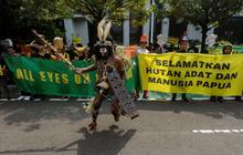 FOTO:  Menentang Ekspansi Kelapa Sawit, Masyarakat Adat Papua dan Aktivis Lingkungan Sampaikan 253.823 Petisi di Mahkamah Agung