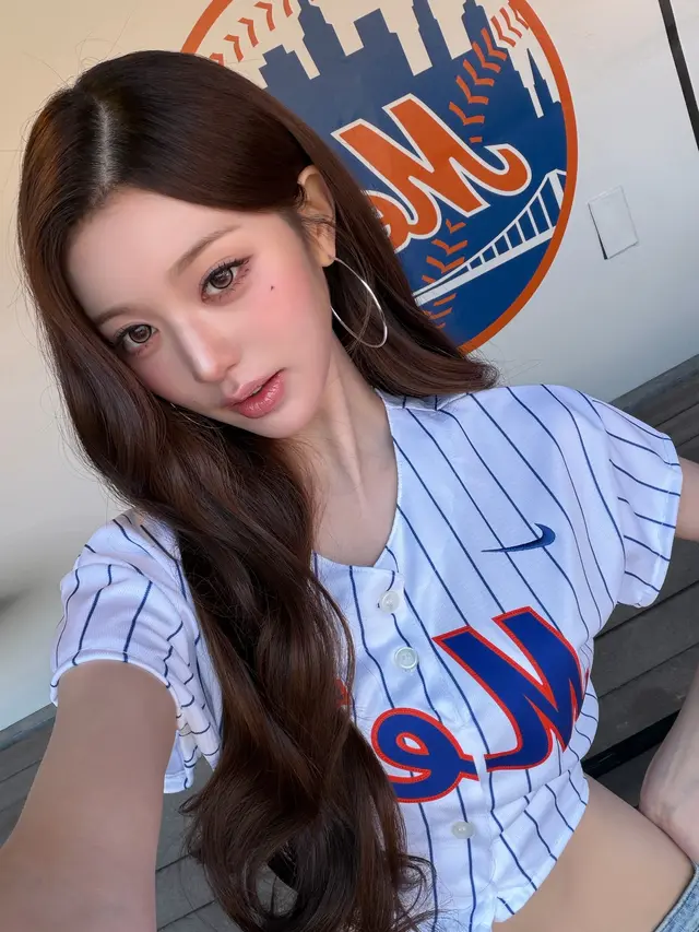 Potret Jang Wonyoung IVE Jadi Pemain Baseball Cantik, Pamer Body Goals dengan Gaya Sporty Chic