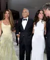 Venice Film Festival terus menjadi ajang yang bertabur bintang. George Clooney tampil bersama sang istri, Amal Clooney, untuk mempromosikan film terbarunya, Wolfs.