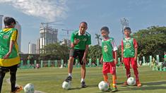 Kurniawan Dwi Yulianto saat membagi tips menggiring bola untuk siswa Sekolah Dasar pada ajang Milo Football Clinic Day, Minggu (30/10/2016) di Simprug. (Bola.com/Nicklas Hanoatubun)
