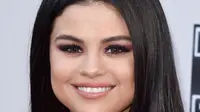 Selena Gomez ubah warna soft lens
