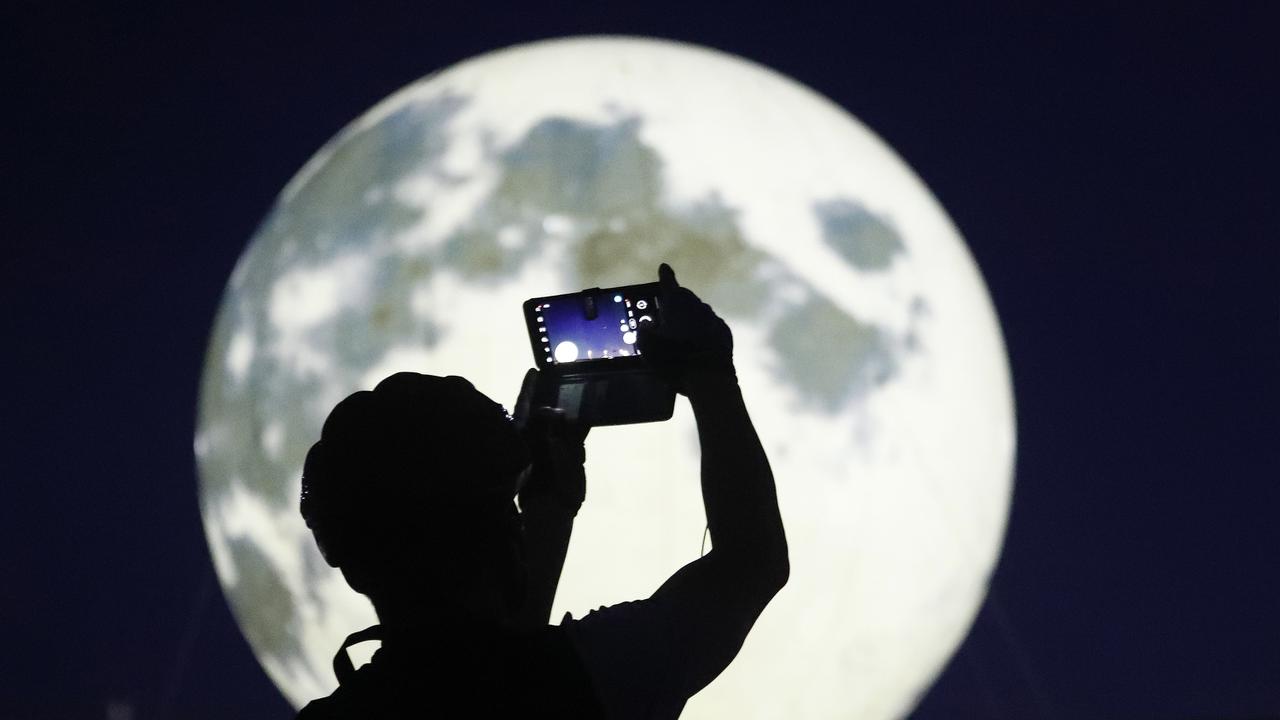 FOTO: Instalasi Bulan Purnama Penyemangat di Tengah Wabah COVID-19