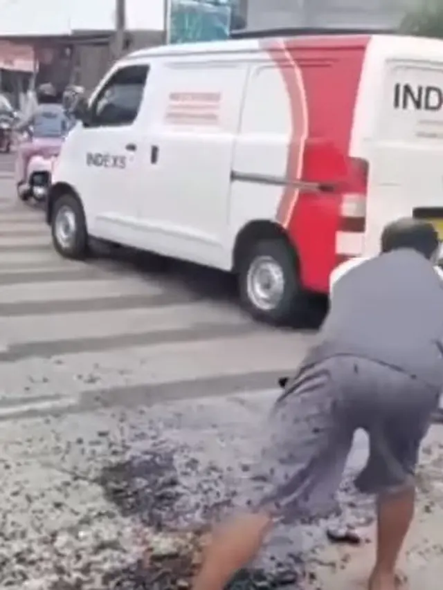 Viral, Ini 6 Momen Warga Bongkar 20 Baris Polisi Tidur di Tangerang