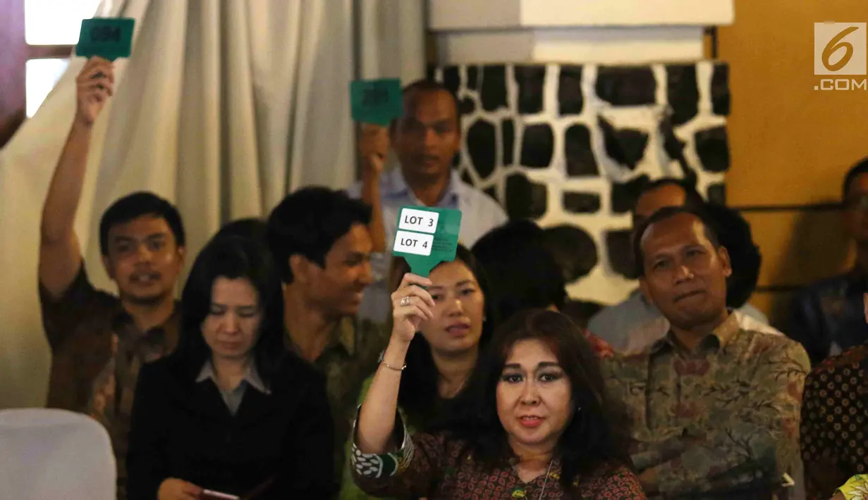 Sejumlah peserta bersaing dalam 110 Tahun Lelang Indonesia di Galeri Nasional, Jakarta, Rabu (28/2). Barang-barang yang dilelang sesuai dengan pilihan para pemiliknya. (Liputan6.com/Angga Yuniar)