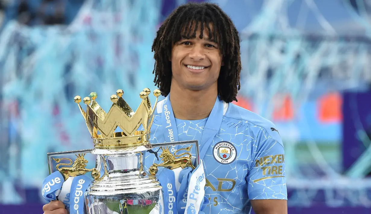 Nathan Ake. Usai Bournemouth terdegradasi pada akhir musim 2019/2020, bek tengah Belanda ini ditarik Manchester City pada musim berikutnya. Bermain dalam 10 laga, ia sukses mengantar The Citiens menjuarai Liga Inggris pada musim 2020/2021 dengan mencetak 1 gol. (AFP/Pool/Peter Powell)