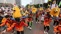 Kesenian Sisingaan Jaipong ikut meramaikan parade kebudayaan "Aksi Kita Indonesia" di Bundaran HI, Jakarta, Minggu (4/12). Selain membuat suasana meriah, pertunjukan kesenian asal Subang itu mengundang perhatian dari masyarakat (Liputan6.com/Fery Pradolo)