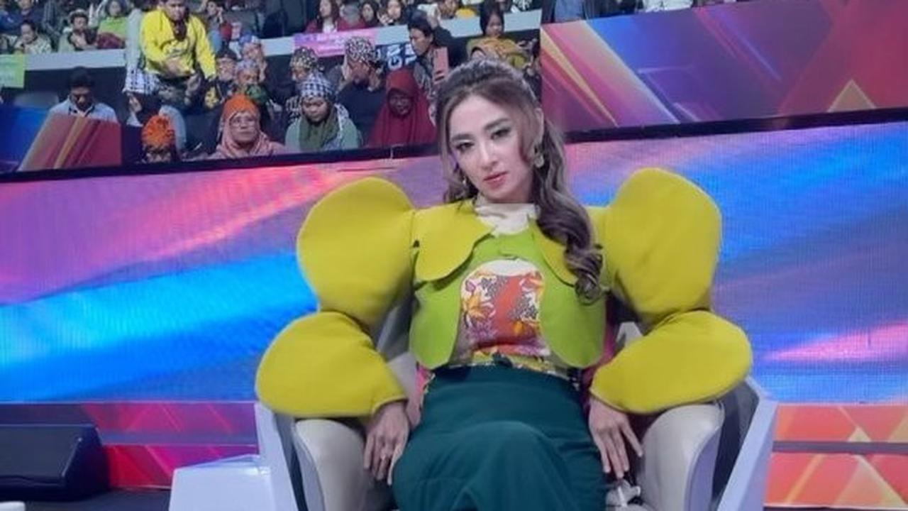 Dewi Perssik Kegirangan Sampai Tepuk Tangan Dibilang I Love oleh Aldi Taher di Atas Panggung D'Academy 6