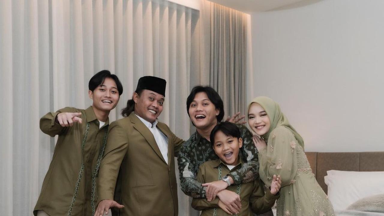 Sayang Keluarga, Sederet Kebersamaan Rizky Febian Bareng Adik-adiknya - Dekat dengan Adzam dan Bintang Juga