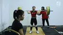 Lifter putri Sri Wahyuni melakukan latihan angkatan jelang tes prestasi pelatnas angkat besi Asian Games 2018 di Mako Lanmar Jakarta, Selasa (6/3). Tes prestasi ini untuk mengukur kemajuan atlet jelang Asian Games 2018. (Liputan6.com/Helmi Fithriansyah)