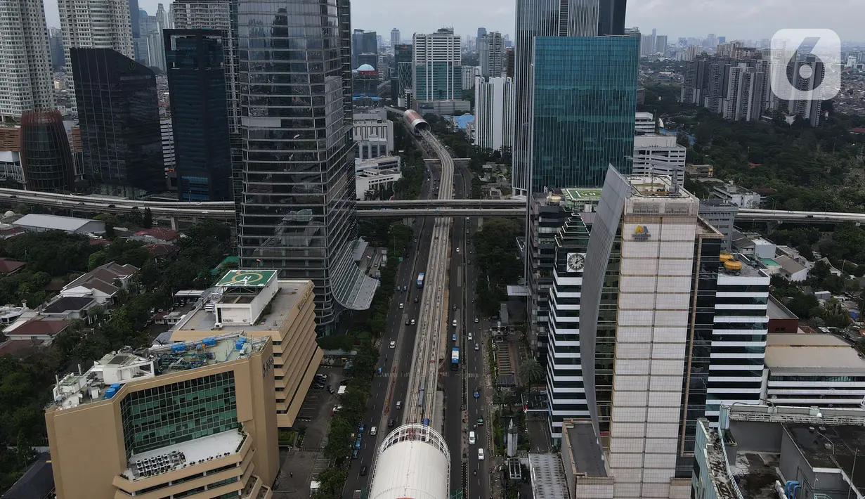 Kendaraan melintas di antara proyek pembangunan Light Rail Transit (LRT) Jabodebek rute Cawang-Dukuh Atas yang mencapai 77, 7 persen di Jakarta, Jumat (29/1/2021). Target operasi secara komersial untuk LRT Jabodebek adalah awal Juli 2022. (merdeka.com/Imam Buhori)