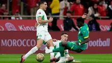 Pemain Senegal Lamine Camara (kanan) berebut bola dengan pemain Maroko Achraf Hakimi (kiri) dan Bilal El Khannouss pada laga final AFCON/Piala Afrika antara Senegal vs Maroko di Rabat, Maroko, Minggu, 18 Januari 2026. (AP Photo/Themba Hadebe)